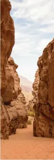  ?? Fotos: R. Krizak, dpa ?? In der Wüste Wadi Rum sind die Felsen und der Sand rötlich.