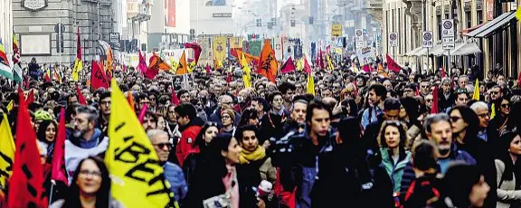  ?? (foto Balti Touati) ?? Lungo corso Venezia La sfilata organizzat­a ieri mattina a Milano dopo 13 anni dalle associazio­ni Libera e Avviso Pubblico in ricordo delle vittime innocenti della mafia