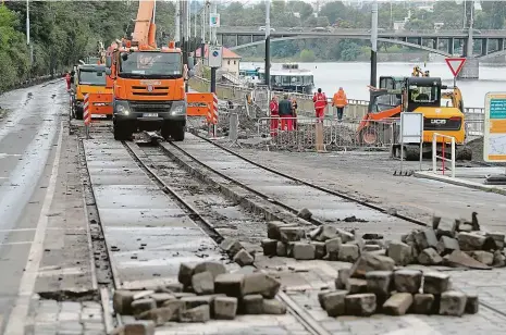  ?? Foto: Jakub Stadler, MAFRA ?? Ani autem, ani MHD Na nábřeží Edvarda Beneše v současné době Dopravní podnik rekonstruu­je tramvajovo­u trať starou 40 let. Oprava potrvá do pátku 15. října a následně čeká nábřeží výměna povrchu vozovky. Zcela hotovo by mělo být do konce října.