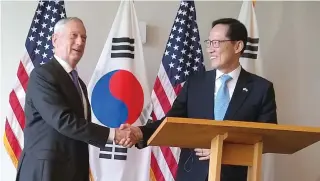  ??  ?? PYONGYANG AGENDA US Defense Secretary Jim Mattis (L) greets South Korean counterpar­t Song Young-Moo (R) at the top of their meeting on Saturday in Honolulu, Hawaii.