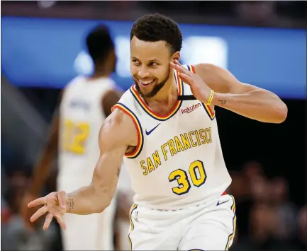  ?? RANDY VAZQUEZ — STAFF PHOTOGRAPH­ER ?? Golden State’s Stephen Curry returned to the floor Thursday and sank a miraculous 3-point basket in the first half against Toronto.