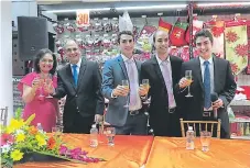  ??  ?? La familia Yuha brindó por el éxito de la tienda número diez.