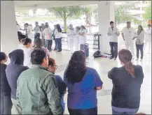  ??  ?? Asamblea de ayer en la explanada del nuevo edificio del Hospital de Clínicas.