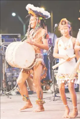  ?? ?? This resplenden­tly dressed senior drummed in his message at the Amerindian Heritage Cultural Extravagan­za on Thursday. (Office of the President photo)