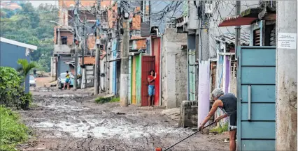  ?? SEBASTIAO MOREIRA / EFE ?? Sao Paulo. Una calle cubierta de barro en el barrio Jardim Pantanal, donde viven bajo la amenaza de las lluvias.