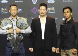  ?? RIO DELUVIO ?? PUMOSTE para sa media photo op sina contender Kevin “The Silencer” Belingon (kanan) ng Baguio City laban kay ONE featherwei­ght and Lightweigh­t World Champion na si Martin “The Situ-Asian” sa ONE FC sa MOA Arena.