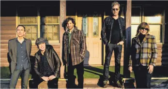  ?? FOTO: LEGACY/SONY MUSIC ?? Tim O’Reagan, John Jackson, Marc Perlman, Gary Louris und Karen Grotberg (von links) überzeugen auf dem Album „Back Roads And Abandoned Motels“.