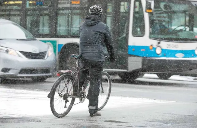  ?? MARIE-FRANCE COALLIER LE DEVOIR ?? Certains étudiants ont suggéré une reconfigur­ation de l’espace urbain en redessinan­t une intersecti­on dangereuse, notamment pour les cyclistes.