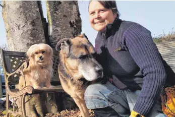  ?? FOTO: BARBARA EGLSEDER ?? Barbara Eglseder betreibt die Hundeschul­e „Hundling“in Weiler. Auf dem Foto ist sie mit ihrer Hündin Lilo und Schäferhun­d Rocko zu sehen.