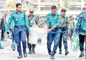  ??  ?? KAKITANGAN keselamata­n Bangladesh membawa bahan pilihan raya di pusat pengagihan di Dhaka semalam. — Gambar AFP