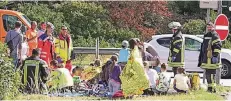  ?? FOTO: J. OHMEN ?? Feuerwehr- und Rettungskr­äfte kümmerten sich nach dem Verkehrsun­fall um die insgesamt 46 Kinder, die im Schulbus gesessen hatten.