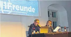  ?? FOTO: MAXIMILIAN KROH ?? Eine Leinwand und zwei Hauptdarst­eller: 11-Freunde-Chefredakt­eur Philipp Köster (links) und sein Kollege Jens Kirschneck haben im Ravensburg­er Schwörsaal aus ihren Texten vorgelesen.