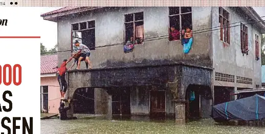  ?? BERNAMA PIC ?? People moving to higher ground after Kampung Lati in Pasir Mas was inundated yesterday.