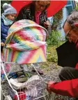  ?? Fotos: Matthias Becker ?? Franz Waibel mit seiner Enkelin Laura an einem typischen „Großeltern­tag“in Buxheim bei Memmingen. Wenn die Fünfjährig­e zu Besuch ist, basteln und spielen sie gemeinsam. Vor allem sind sie viel draußen – auch bei Regen. Und wenn mal das Puppenwage­n-Rad abfällt, repariert es Opa eben schnell.
