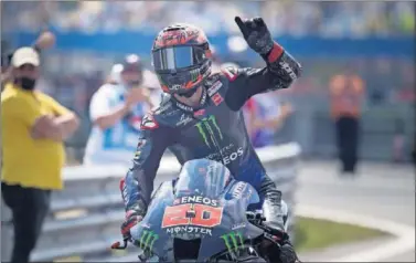  ??  ?? Fabio Quartararo celebra su victoria en el GP de los Países Bajos, el pasado domingo en Assen.