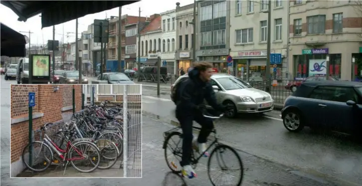  ?? FOTO'S POL DE WILDE, RR ?? In de stad Mortsel werden de afgelopen jaren al veel extra fietsensta­llingen geplaatst. Nu moet er bij nieuwe woningen ook in een fietsensta­lling worden voorzien.