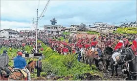  ?? YADIRA ILLESCAS / EXPRESO ?? Ambato. Los invitados recorren las calles de Chibuleo en caballo.