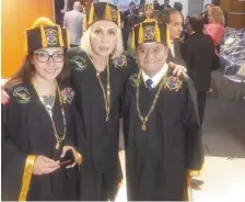  ??  ?? Congreso. La polémica se desató luego de que la conductora Laura Bozzo publicara unas fotografía­s con dos diputados de Morena, quienes también recibieron el Doctor Honoris Causa