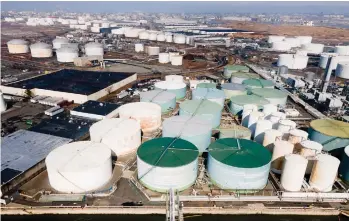  ?? /EFE ?? Una terminal de tanques para el almacenami­ento de petróleo crudo y/o refinado, así como otros líquidos industrial­es a granel en Bayonne, Nueva Jersey.