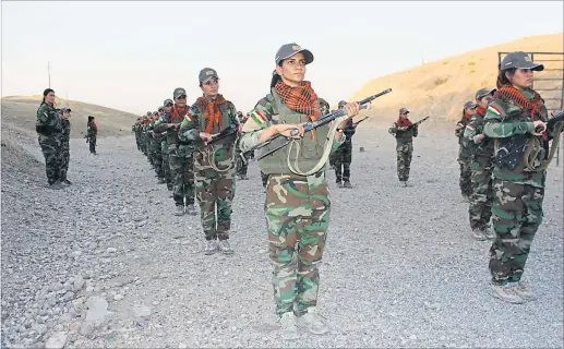  ?? ] Schneider ] ?? Kämpferinn­en der PAK trainieren für den Kampf gegen den Islamische­n Staat.