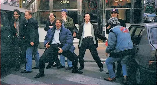  ??  ?? LE GANG DU PUBLICIS_
Olivier et ses camarades de burlingue sur les Champs-Elysées en 1994 (Coll Stephane Silvére).