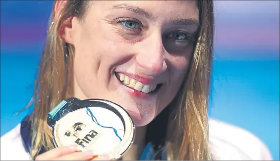  ?? FOTO: GETTY ?? Mireia Belmonte posa con el oro mundial en 200 mariposa, el único que le faltaba para completar un palmarés de leyenda