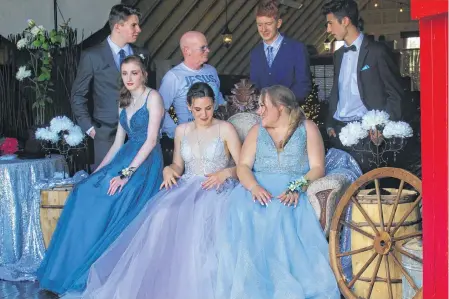  ?? NICOLE SULLIVAN/CAPE BRETON POST ?? North Sydney-based photograph­er John Ratchford explains the first shot and positionin­g to a group of Riverview High School 2020 grads who booked one of his “prom experience” sessions. Pictured here are, back row from left, Adam Steylen, Ratchford, Chris Parsons and Mitchell Doucette. Front from left are Tori Ranni, Madison MacInnis and Hailey Phillipo, who graduated in 2019 and was there as Doucette’s date.