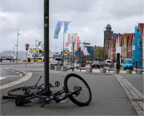  ?? FOTO: ALICE BRATSHAUG ?? Festspillf­laggene blafrer i vinden, en sykkel har blåst over ende og ikke en turist er å se på Bryggen i disse litt spesielle festspillt­ider.