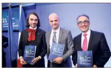  ??  ?? Les deux rapporteur­s Cédric Villani (à gauche), Charles Torossian (à droite) et Jean-Michel Blanquer, minsitre de l’Éducation nationale, lors de la présentati­on du rapport détaillant les  propositio­ns. (Photo Maxppp)