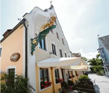  ?? Foto: Alexander Kaya ?? Zum August schließt das Gasthaus zum Löwen in Weißenhorn, ebenso der „Hasen“. Der Gasthof Krone in Illertisse­n hat bereits zu gemacht. Die Gastronomi­e Branche hat große Probleme.