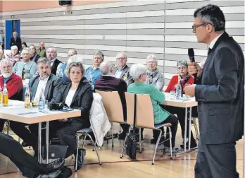  ?? FOTO: FRANZ MAYER ?? Betroffen waren viele Zuhörerinn­en und Zuhörer von der Kriegsbila­nz von Roderich Kiesewette­r beim Dekanatsta­g in Röttingen.