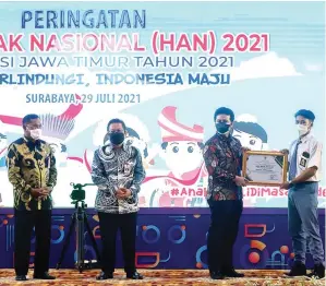  ?? ALLEX QOMARULLA/ JAWA POS ?? PENGHARGAA­N: Dari kiri, Kesra Hudiyono, Kepala DP3AK Andriyanto, dan Wakil Gubernur Jatim Emil Elistianto Dardak peringati Hari Anak Nasional 2021 Provinsi Jawa Timur secara online dan offline.