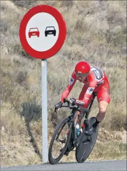  ??  ?? UN AVIÓN. Froome saca la rodilla para meterse en una curva.