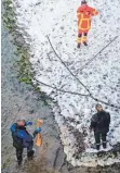  ?? FOTO: POLIZEI ?? Die DLRG und die Wangener Polizei haben das Puppenbein aus dem Fluss gefischt.