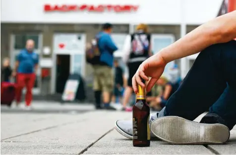  ?? Symbolfoto: Alexander Kaya ?? Alltag am Ulmer Hauptbahnh­of, den die Bundespoli­zei folgenderm­aßen in Worte fasst: „Im Rahmen der täglichen Dienstwahr­nehmung fallen Personen aus der Punker und Drogenszen­e auf“.