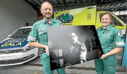  ?? MONIQUE FORD ?? Patient transfer manager Chris Pilkington and medic Rachel Carr with an Adrian Heke print for auction.