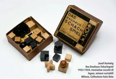  ??  ?? Josef Hartwig Das Bauhaus Schachspie­l 1923-1924, trentadue scacchi di
legno, misure variabili Milano, Collezione Italo Rota