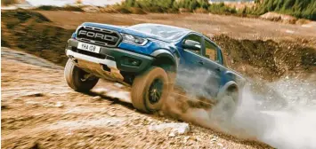  ?? Foto: Ford ?? Spektakulä­r: Auf grobstolli­gen Reifen klettert der Ford Ranger Raptor einen Hügel hinauf.