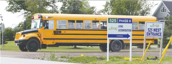  ?? NICK BRANCACCIO ?? A bus carrying about 10 passengers leaves a Nature Fresh Farms facility in Leamington on Wednesday.