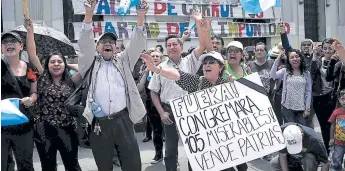  ??  ?? PROTESTA. Manifestan­tes rechazaron en las calles las reformas realizadas por el Congreso. AFP