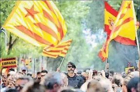  ?? ÀLEX GARCIA ?? Los Mossos formaron un cordón de seguridad entre los dos bandos