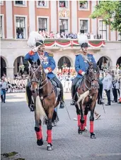  ?? ARCHIVFOTO: END ?? Der Oberst und sein Adjutant (Walter Pesch, l. und Ben Dahlmann) führen das Regiment an.