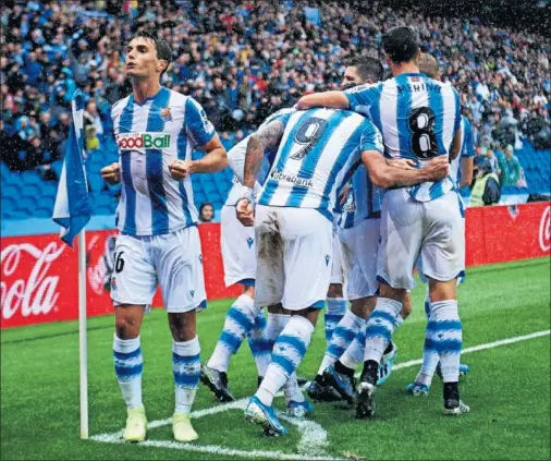  ??  ?? Willian José es felicitado por sus compañeros junto al banderín del córner tras marcar el segundo gol de la Real Sociedad.