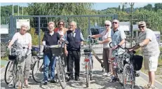  ?? FOTO: ZWAR-GRUPPE ?? Etwa 30 Netzwerker nehmen regelmäßig an den Aktivitäte­n der Zwar-Gruppe Hilden-Ost teil. Das Bild entstand bei einem Fahrrad-Ausflug an den Unterbache­r See.