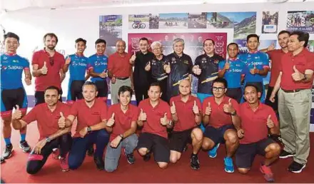  ?? PIC BY AHMAD IRHAM MOHD NOOR ?? Deputy Prime Minister Datuk Seri Dr Ahmad Zahid Hamidi at the launch of Jelajah Malaysia 2017 in Putrajaya yesterday. With him are Sapura Energy Bhd president and group chief executive officer Tan Sri Shahril Shamsuddin (standing, fifth from left),...