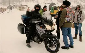  ??  ?? Vita da temerariA fianco una sosta dei motociclis­ti sulla neve durante lo Tsapadrope treffen, che quest’anno è in programma nel prossimo fine settimana, a Pragelato-Ruà (Torino)