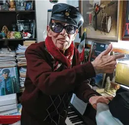  ?? Berenice Bautista / AP ?? El legendario jazzista mexicano Tino Contreras posa en su estudio en la Ciudad de México en foto de archivo, el 18 de marzo de 2021. Contreras falleció el jueves.