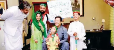  ?? Twitter photo ?? ↑
Imran Khan meets a father and his three children, who travelled for 8 days by road from Mardan to Islamabad to protest against the government.