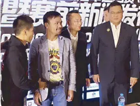  ??  ?? With Sen. Manny Pacquiao during the media during the press conference at the Heyuan Royal Garden Hotel in Beijing are, from right, WBO Asia Pacific chairman Leon Panoncillo, Dancing Sports chairman Vincent Zhou and translator Peter Tsai.