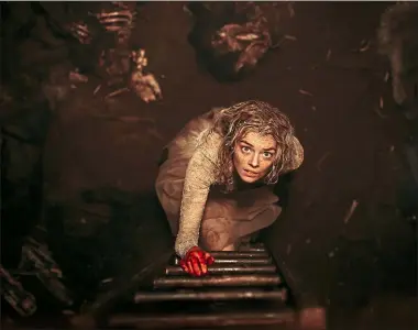  ?? FOX SEARCHLIGH­T PICTURES ?? In the horror film “Ready or Not.” Samara Weaving plays a bride who tries to stay alive until dawn on her wedding day as her in-laws hunt her down and try to kill her.